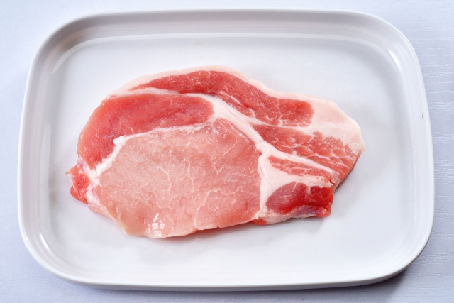 犬に豚肉を与えてもいいの 栄養素とおすすめ部位 与える際の注意点を解説 初心者向け 犬の手作りごはんを学ぶ 犬ごはんライフ